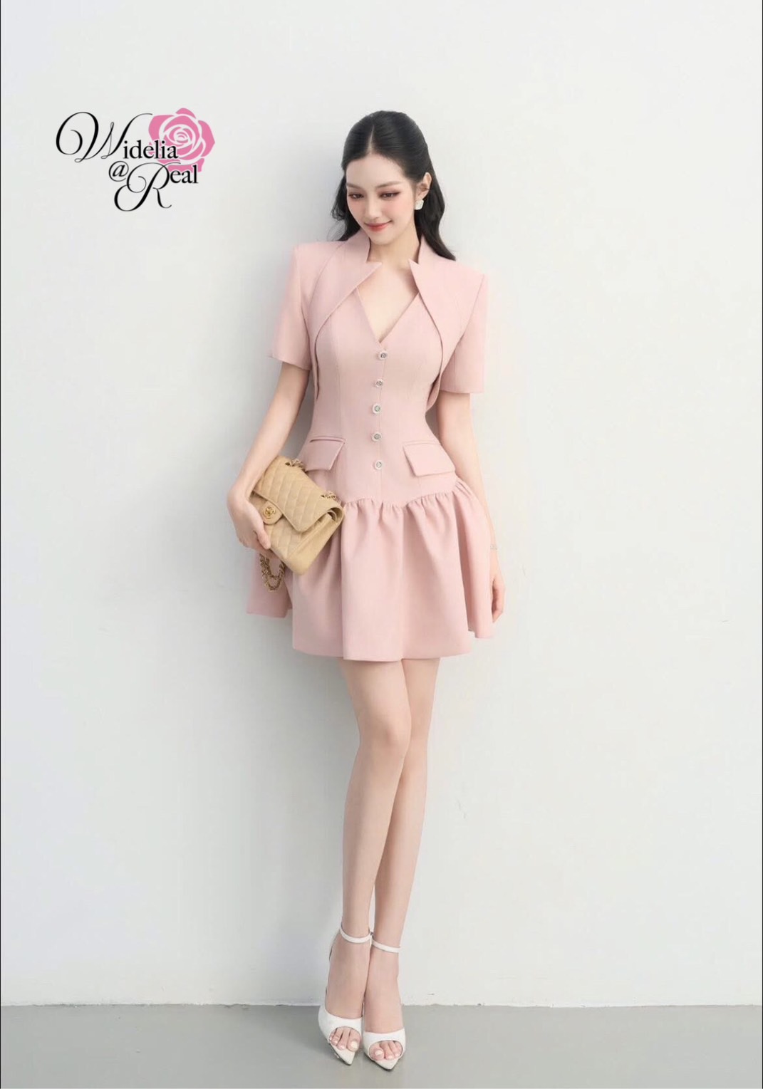 Dress เดรสแขนสั้น คอวี แต่งกระดุมหน้า ซิปหลัง กระโปรงเย็บระบาย งานเนื้อผ้าอย่างดีมีน้ำหนัก ผ้าเรียบสีชมพู ชุดนี้งานสวยทรงเป๊ะ คัตติ้งเนี๊ยบมาก แนะนำเลย รับรองใส่ออกมาไม่ผิดหวังการันตีให้เลย บอกเลยห้ามพลาดเด็ดขาด งานดีงานสวยแน่นอน