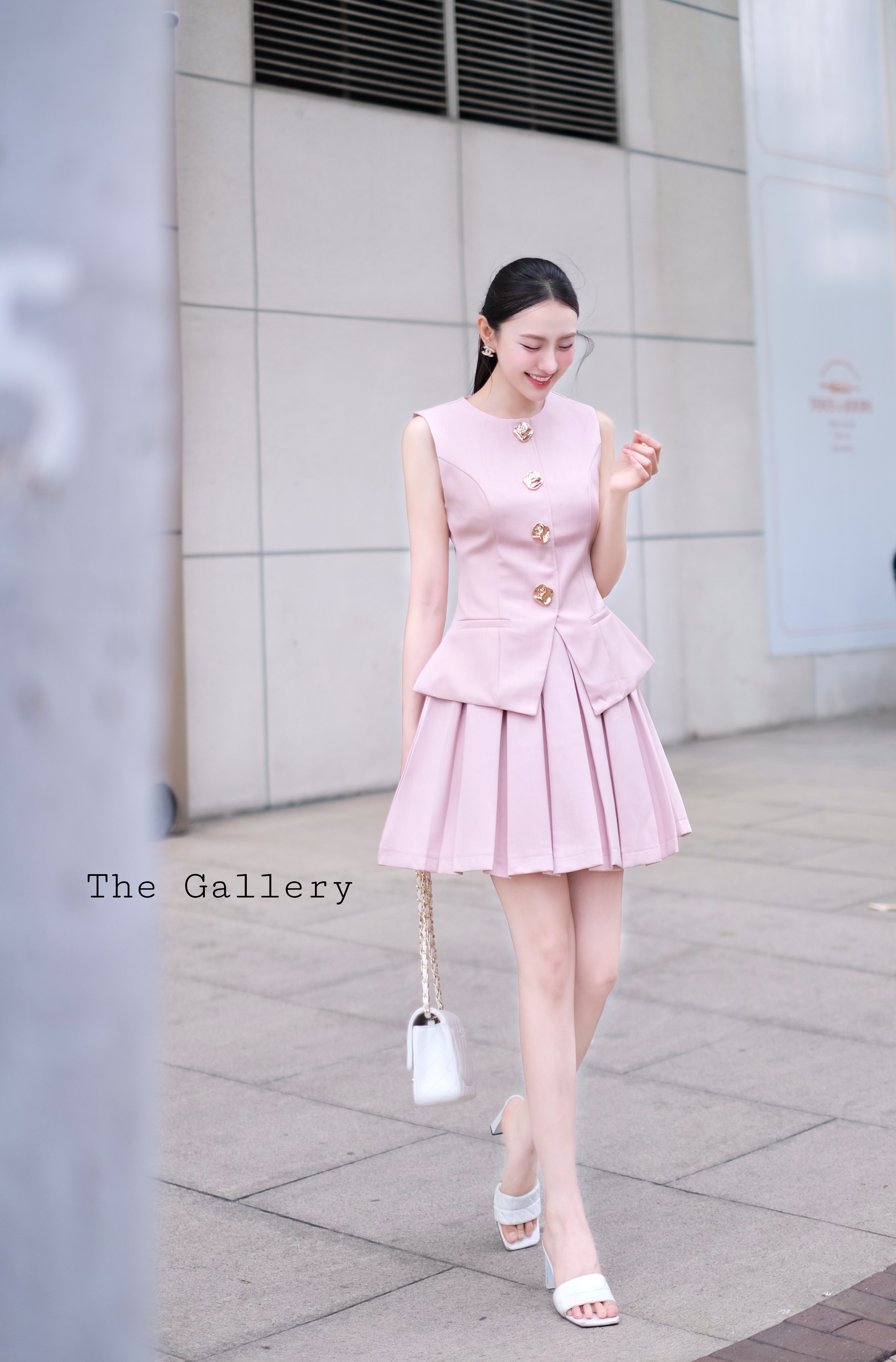 ชุดเซ็ตเสื้อดีไซน์เก๋ตกแต่งกระดุมทอง มาพร้อมกระโปรงสั้นจับจีบทรงสวยดีเทลแน่นๆ เนื้อผ้าหนาสุดพรีเมี่ยมอัดผ้ากาวเป็นทรงทั้งตัว มีซับใน สาวๆจะใส่ทำงาน ออกงาน/ ได้หมดเลย มาในราคาสุดคุ้ม ห้ามพลาดจ้าาา