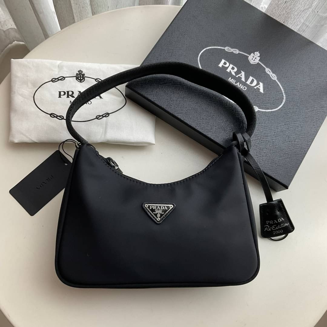 กระเป๋าสะพายไหล่พราด้าพรีเมี่ยมกิ๊ฟสีดำ Prada Premium Gift