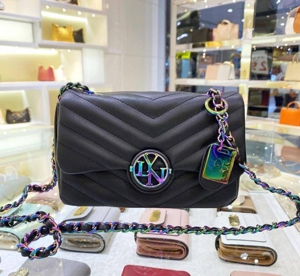 กระเป๋าสะพายไฮโซเก๋ ๆ แบรนด์เนมลิน Lyn bag สีดำลายนวมวีอะไหล่รุ้งขนาด 8 นิ้ว