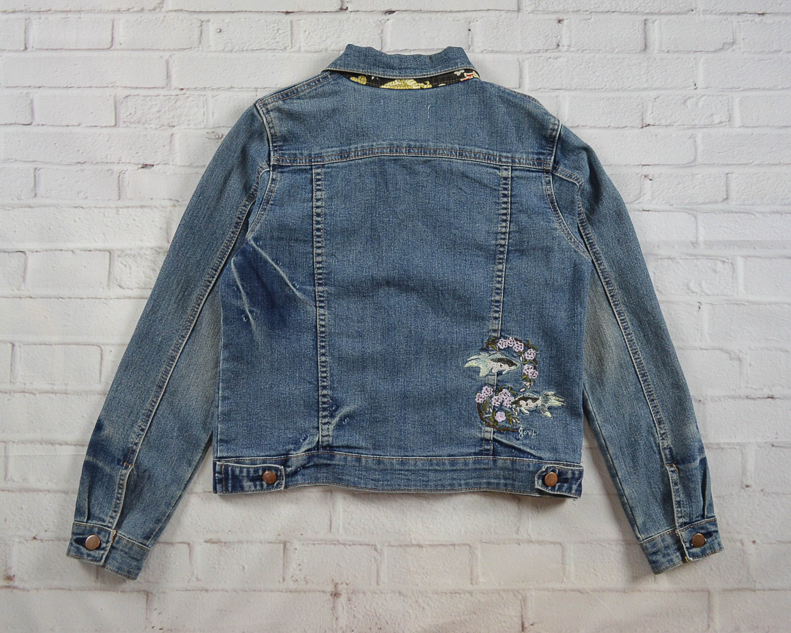 JEANS อกจริง36' (S) เสื้อแจ็คเก็ตยีนส์ เสื้อยีนส์แขนยาวหญิงชาย เนื้อผ้านุ่ม ไม่แข็งใส่สบาย ลายปักรูปปลาข้างหลังสวยมาก