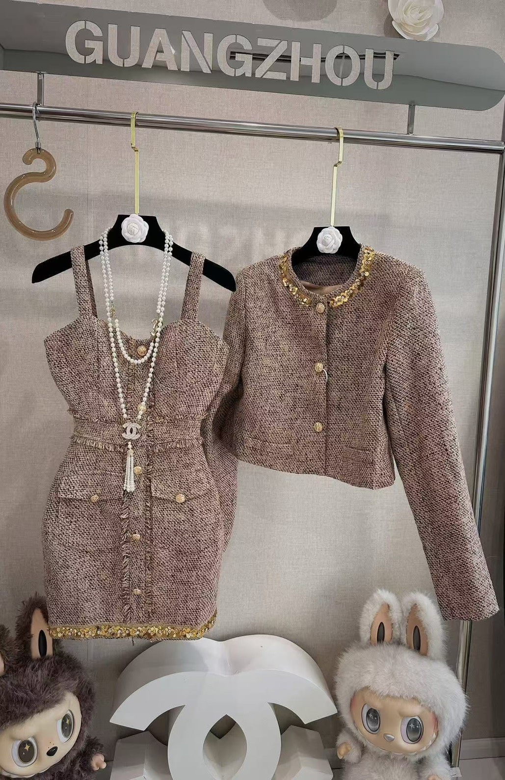 Set 2 ชิ้น หรูหราแบบตะโกน! เซ็ตผ้าทวีตสีน้ำตาลคลาสสิค ลุคคุณหนูที่จริงใจ 🤎 ดีเทลแน่นๆ ทอสวยมากกก มาครบเซ็ตทั้งเสื้อคลุมครอปตัวสั้นแขนยาว แต่งกระดุมทอง และไฮไลท์คือดีเทลปักเลื่อมสีทองฉ่ำๆ