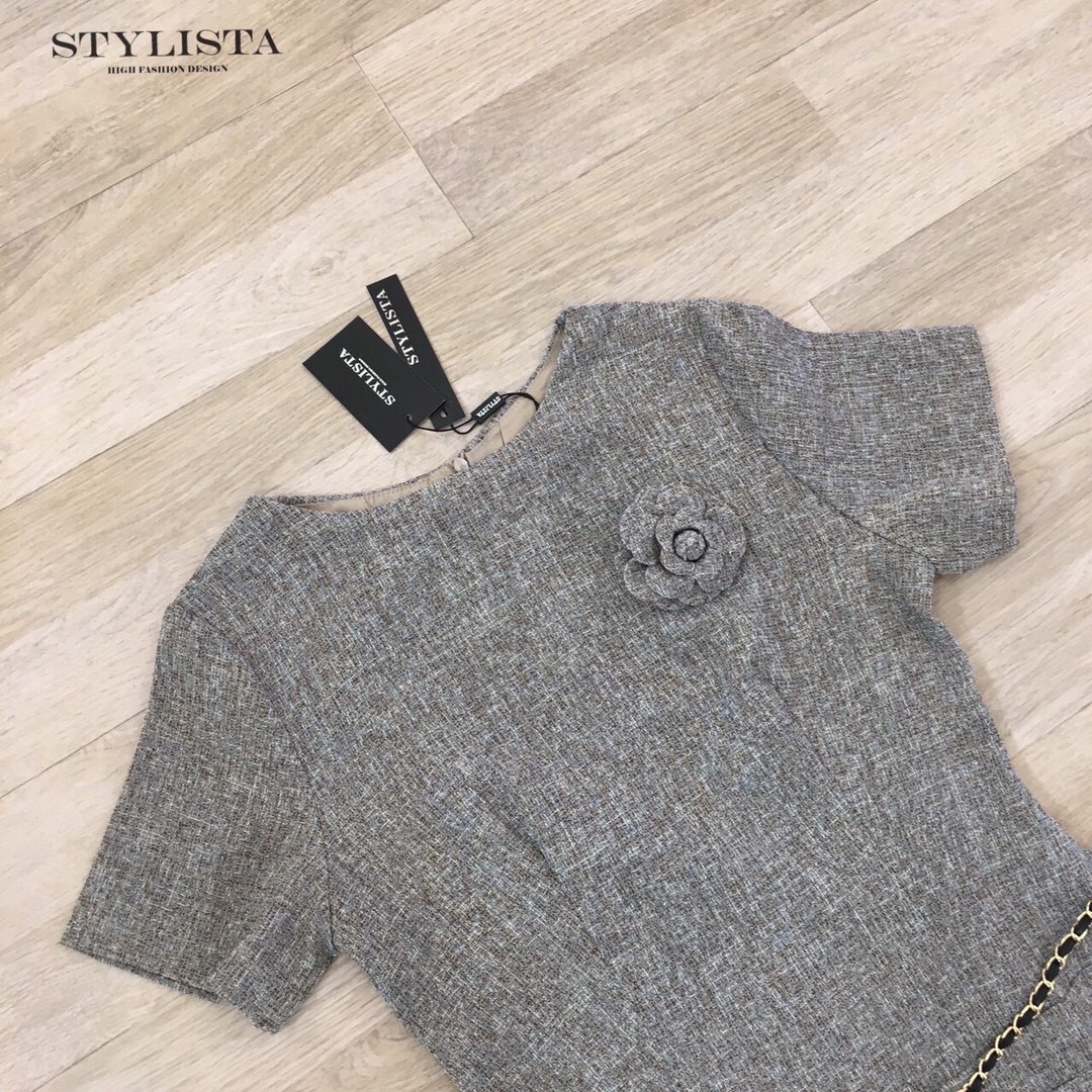 เดรสทรงเข้ารูป แต่งเข็มขัดโซ่ทอง – ลุคสาวหวานเรียบหรู ดูแพงทุกองศา”✨ แพลตเทินดีงาม ใส่สวยเปะสุดๆ ของดีหมดไวนะคร๊า