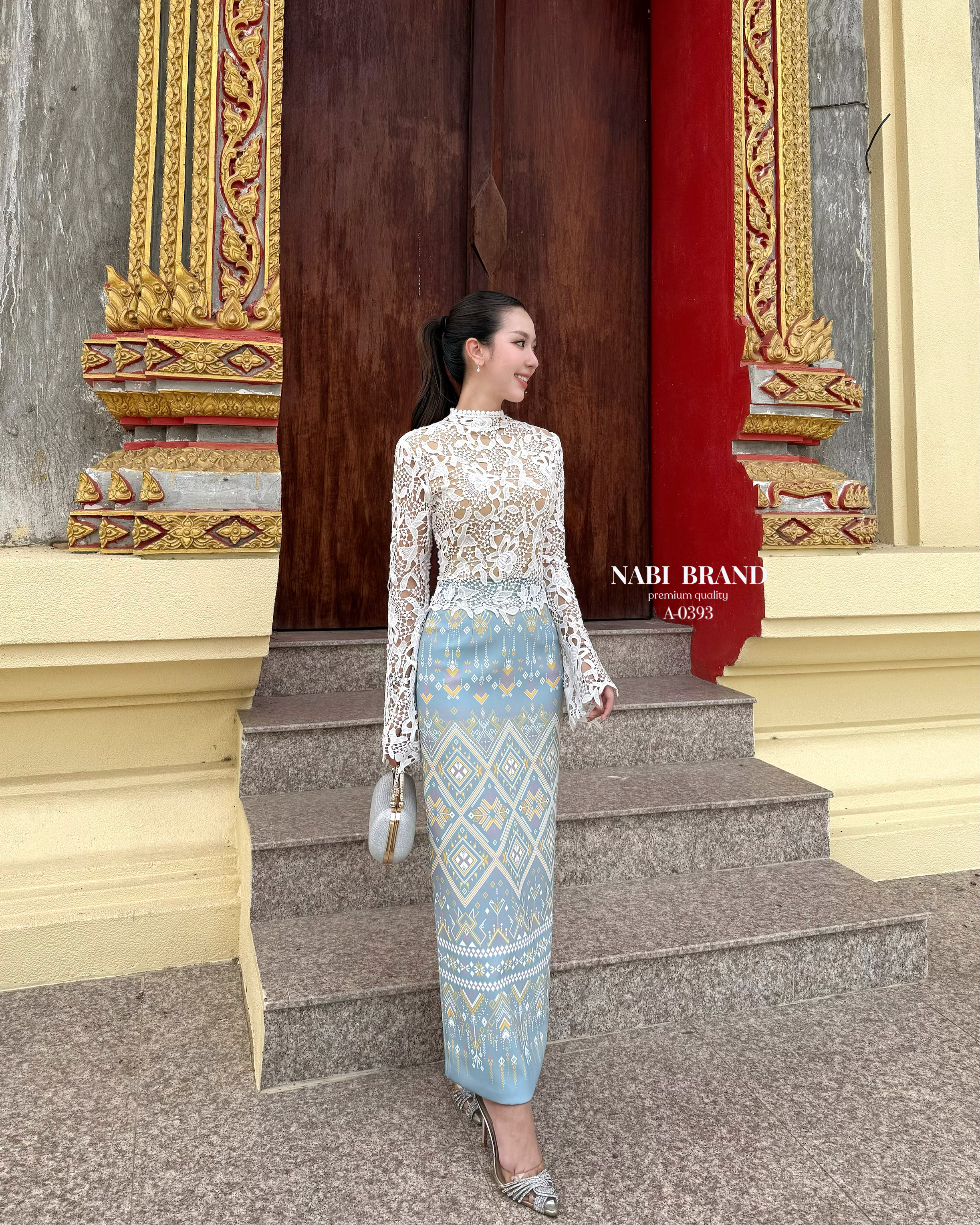 Label :: #NABIBRAND Code :: A-0393 Detail :: ชุดเซทชุดไทย คอลใหม่ อย่างหรูดูดี เสื้อลูกไม้แขนยาวสีขาวอย่างดี และกระโปรงผ้าพิมพ์ลายยอย่างสวย แบบผ่าหลังเล็กน้อย ดีไซส์เก๋ มีซับในและฟองน้ำอย่างดี งานซิบหลัง งานคุณภาพ คัดสรรมาให้ช้อปปิ้งแล้วนะคะ🥰 #NAB