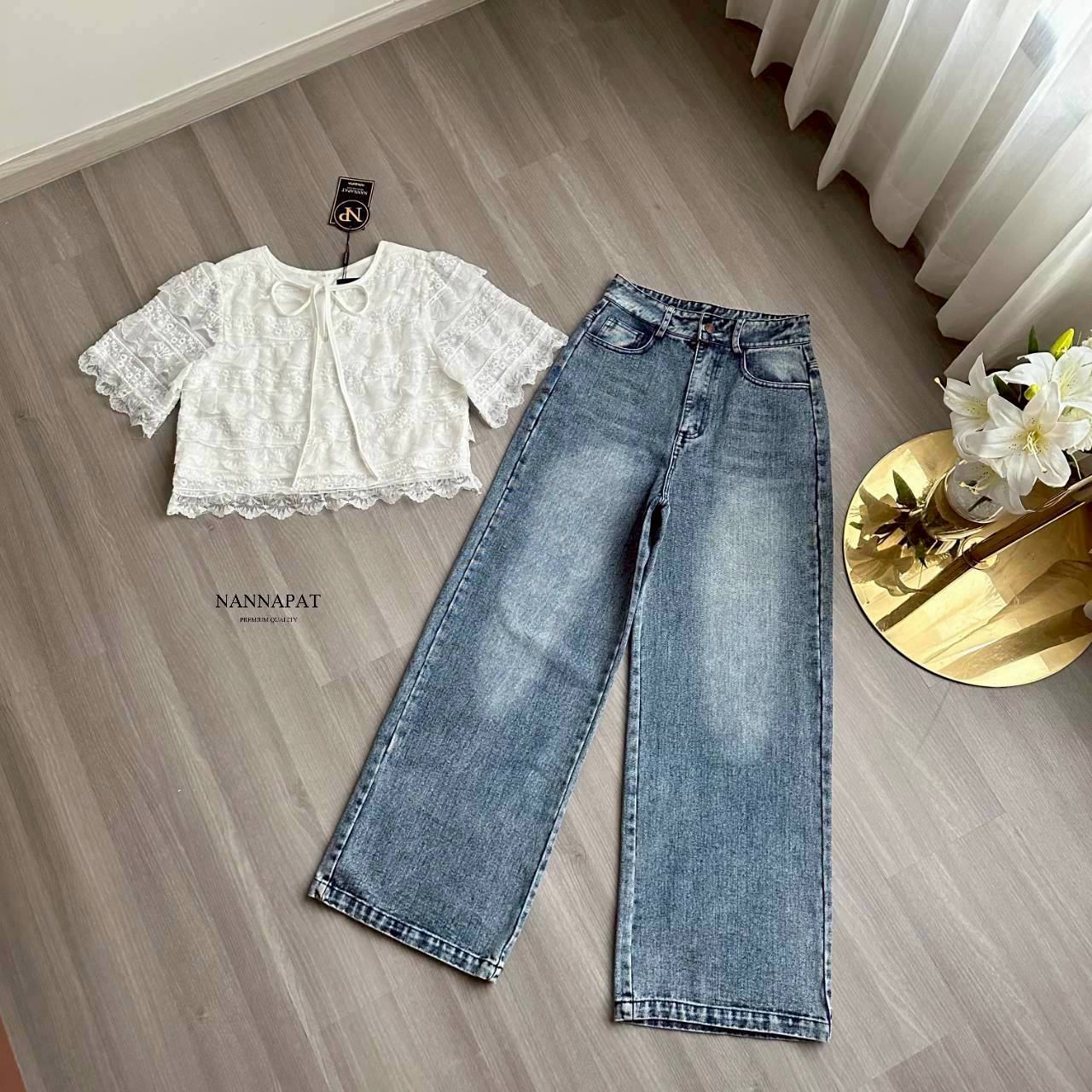 SET เสื้อน่ารัก ผ้าลูกไม้นุ่มๆดีไซน์เป็นชั้นๆ แต่งเชือกผูกโบว์ มาคู่กับกางเกงยีนส์แท้ฟอก ทรงสวยเป๊ะ แม็ชกันลงตัวเวอร์ๆเลยค่าา