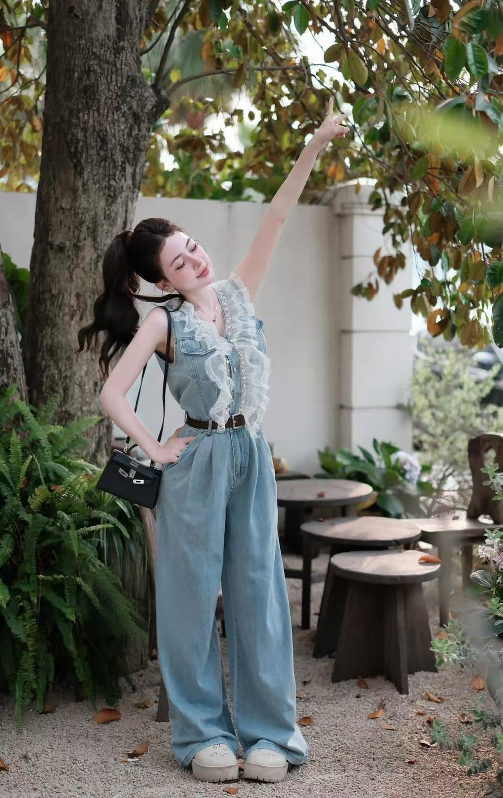 จั้มสูทยีนส์เดย์นิม แขนกุดคอวี ดีเทลแต่งเพชรและมุขระบายลูกไม้2ชั้นช่วงคอและอก แต่งกระดุมและซิปหน้า กระเป๋าข้างหน้าหลังใช้งานได้จริง แต่งกระเป๋าตรงหน้าอกทั้ง2 ข้าง มาพร้อมเข้มขัดสีน้ำตาลหัวสีเงิน