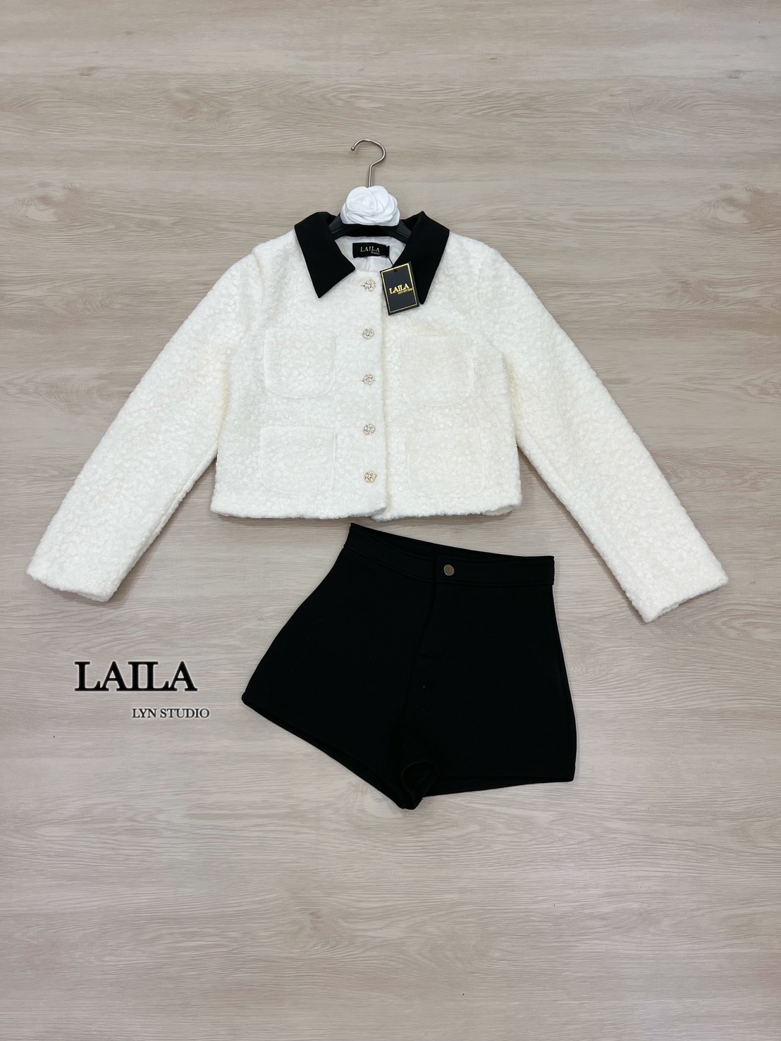 Tag : LAILA Detail: SET เสื้อ+กางเกง งานเสื้อสเวตเตอร์ทรงแขนยาวงานผ้าขนนุ่มๆๆทั้งตัวดีไซน์ด้วยแต่งปกสีดำตัดกับตัวเสื้อดีมากมาในโทรนครีมออฟไวท์/ชมพูและพร้อมกระดุมด้านหน้างานผ้ามีน้ำหนักผ้าสวยมากค่า มาพร้อมกางเกงขาสั้สีแมชสุดๆลุคนี้สวยแพง น่ารักมากๆๆ #byLai