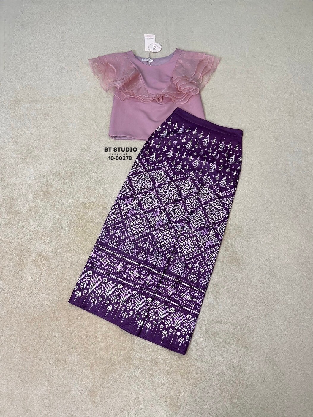 TAG : BT STUDIO DETAIL : เซท 2 ชิ้น เสื้อสีชมพูแขนกุดแต่งระบายช่วงไหล่ไล่ลงมาตรงกลางทั้งด้านหน้าและหลัง ซิปหลังมาพร้อมกระโปรงผ้าถุงประยุกต์พิมพ์ลายสีม่วง งานสวยเนื้อผ้าดีคัตติ๊งสวยมีซับในค่ะ