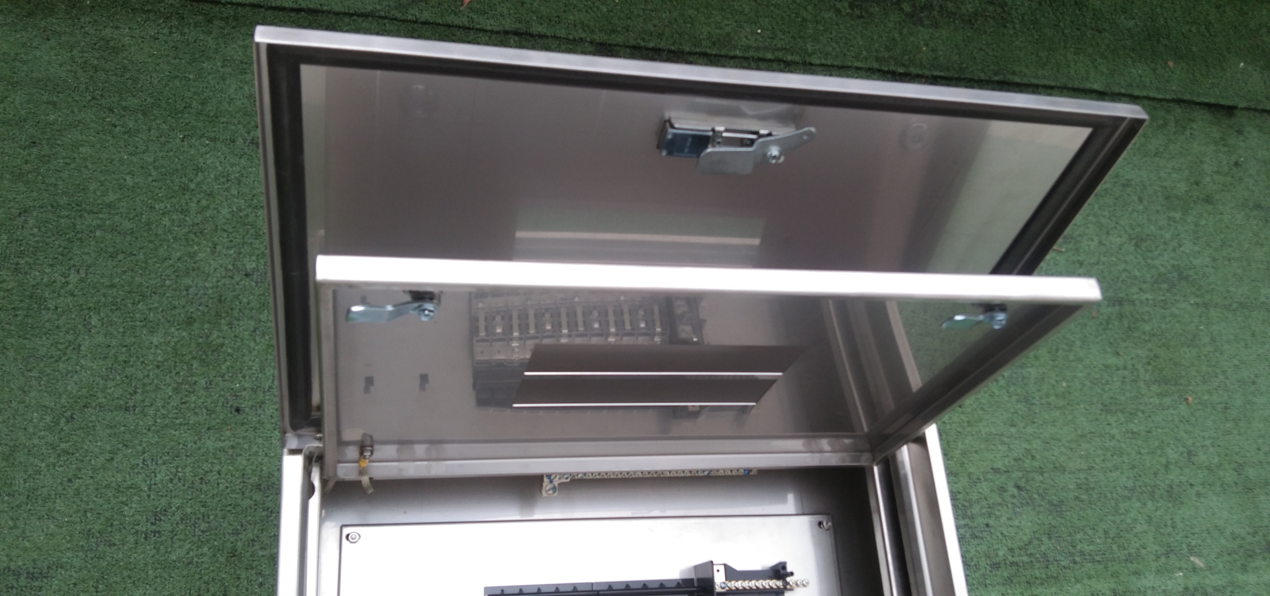 Main LUG 100A ตู้สแตนเลส 304 มีหลังคาสโลป W450xH650xD152mm. (24ช่อง)