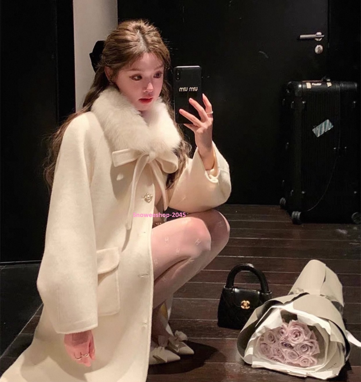 Winter Look ที่ทำให้คุณดูแพงแบบไม่ต้องพยายาม เสื้อโค้ทผ้าวูลพร้อมปกขนเฟอร์ สไตล์เฮปเบิร์นสุดคลาสสิค ผ้าทอหนา ไฮเอน ใส่แล้วอุ่นจริง ดีไซน์ทรงคุณหนู หรูหรา เก๋ไม่ซ้ำใคร ดีไซน์ทรงคุณหนู หรูหรา เก๋ไม่ซ้ำใคร มี 3 สีสุดชิค – เบจ | ดำ | ไวน์แดง ไม่ว่าจะใส่เดินเล