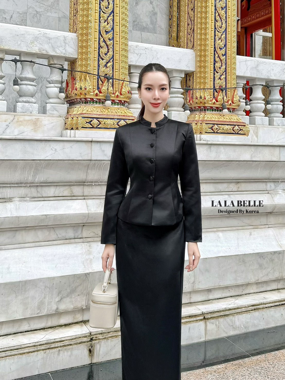 ชุดไทยจิตรลดาคอตั้งแขนยาวบ่าเสริมฟองน้ำยกไหล่กระดุมปั้มเรียงเม็ดตัวชุดเข้าเอวแต่ไม่แน่นทรงสวยมาพร้อมผ้าถุงป้ายหน้าใช้ผ้าเยอะเผื่อให้ใส่เดินนั่งได้สะดวกเพราะตรงที่ป้ายเผื่อผ้าให้เยอะไม่มีผ่าหลังใส่ได้สุภาพเนื้อผ้าไหมอิตาลีแ