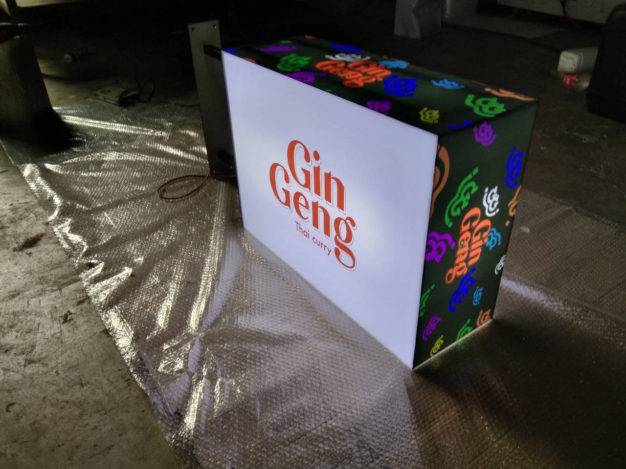 ป้ายกล่องไฟอะคริลิค ขาวขุ่นติดสติ๊กเกอร์รอบด้าน ขนาด 70x50x25cm