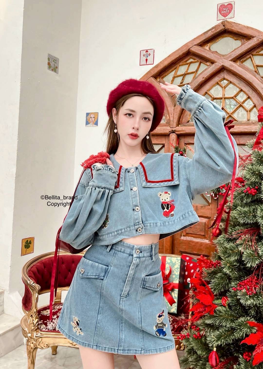 เซ็ทกระโปรงยีนส์ปักหมี เสื้อครอปกระดุมหน้าแขนยาว ปักเจ้าหมีและกระรอกที่เสื้อ มากับกระโปรงสั้นผ้ายีนส์เช่นกันปักน้องหมีน้องหมาด้วยน้า