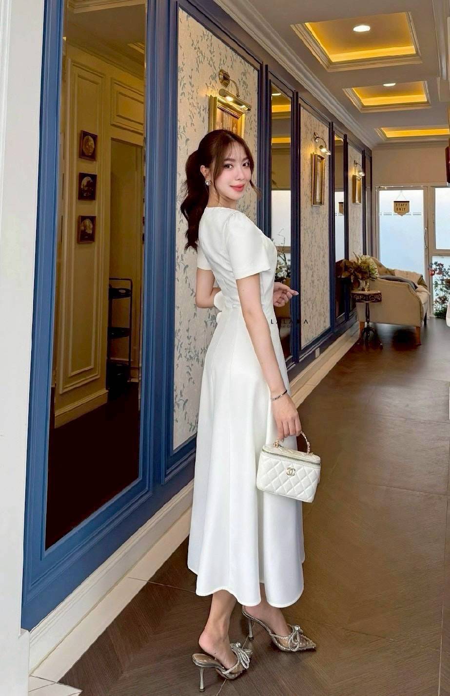 เดรสสีขาวยาว มีแขน ลูกหนูลูกคุณ แต่งดอกไม้ช่วงเอว เรียบร้อยสวยหรู งานซิปหลัง ตัดเย็บอย่างดี มีซับใน สวมใส่ได้หลายโอกาส Color::ตามรูป