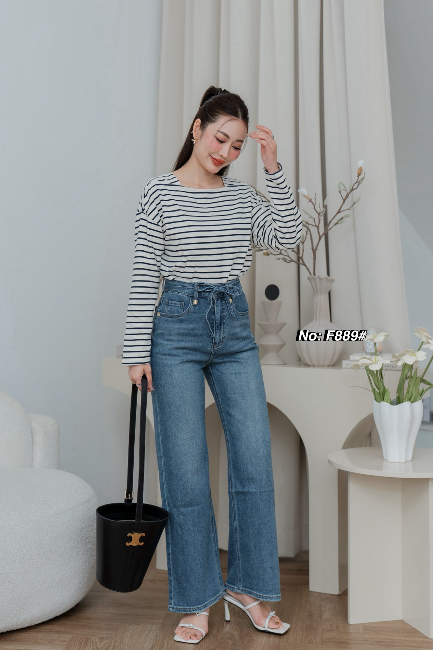 No. RGF889# -กางเกงยีนส์ขากระบอก ทรงขาตรง เอวสูง （ผ้ายืด) บอกเลยรุ่นนี้เนื้อผ้ายีนส์ยืดอย่างดี ผ้านิ่มมากกกค่ะ ฟอกสีสวย ใส่สบายมว๊ากก ดีเทลขอบเอวหน้าสวยเก๋ พร้อมด้วยป้ายหนัง น่ารักมากๆ