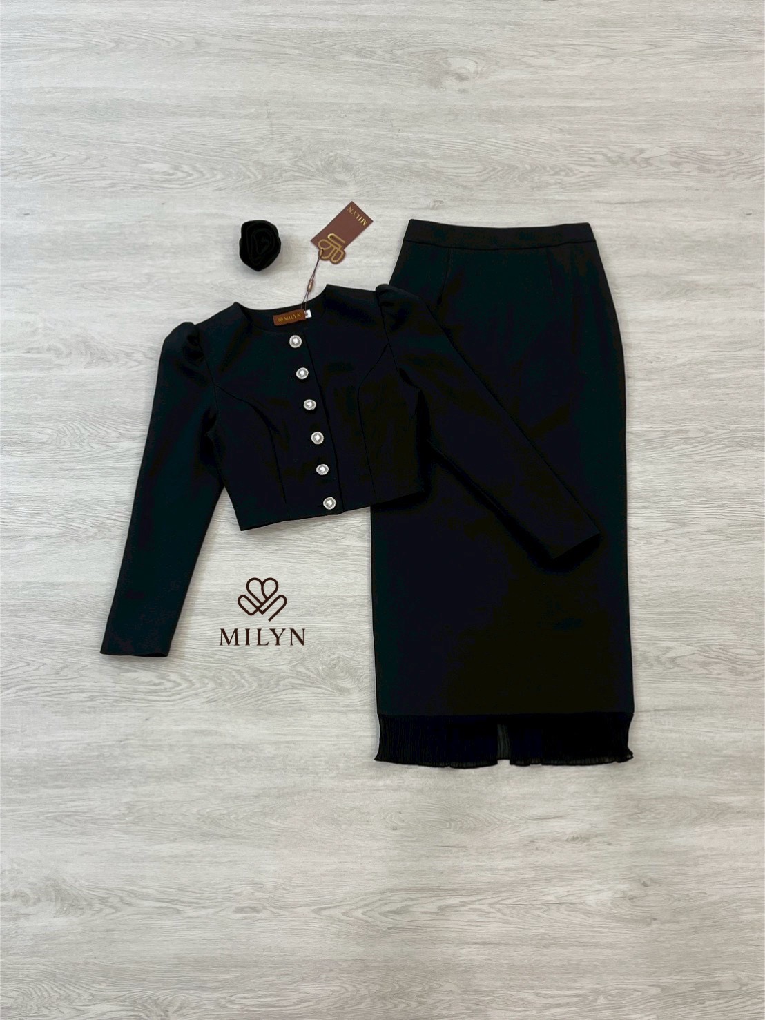 Set 2 ชิ้น เสื้อคอปแขนยาวสีดำแต่งด้วยกระดุมหน้าใช้งานได้จริง มาพร้อมกับกระโปรงยาวทรงเอแต่งระบายด้านล่างแหวกชายหลังชายกระโปรงซิปหลัง มาพร้อมกับเข็มกลัดดอกไม้สีดำใส่แมตช์กันกับชุดลงตัวดูดีมากค่ะ