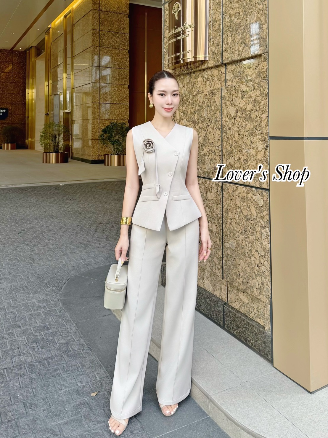 Teg : Lover’s Shop Detail : Set.3ชิ้น เสื้อ+กางเกง+เข็มกลัดดอกไม้(ถอดได้ค่ะ) ดีเทลเสื้อทรงแขนกุดปิดหัวไหล่ เข้ารูป กระดุมหน้า งานมีซับในอย่างดีค่ะ กระเป๋าตัวเสื้อเป็นงานตกแต่งใช้งานไม่ได้นะคะ แม็ทกับกางเกงเอวสูง ทรงขากระบอกกลาง ขาตรง