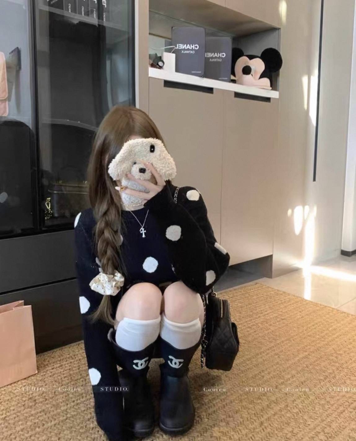 Set 2 ชิ้น ไหมพรมขนฟูลายจุด เสื้อโอเวอร์ไซส์ แมทช์คู่กับกระโปรงสั้นน่ารักมากค่ะ