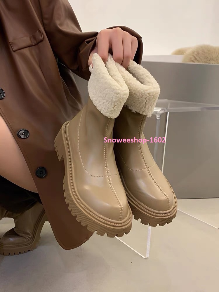 รองเท้าบูทสั้นกันหนาวแต่งขนแกะ บูทยาวหนังพียูพื้นกันลื่นใส่ลุยหิมะ กันลม กันน้ำ กันหนาวติดลบได้ดี ไม่บีบเท้าใส่สบายเหมาะเดินนาน ซิปด้านหลัง มาพร้อม 3 เฉดสี