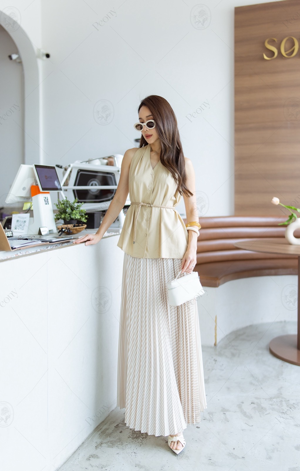 ชุดเซต เสื้อกล้ามคอกระดุมด้านหน้าชายเฉลียง เนื้อผ้าพริ้ว มาพร้อมกระโปรงอัดพลีทพิมพ์ลายทาง และเข็มขัดเข้าชุด คอมพลีทลุคสวย ได้หลากหลายโอกาส