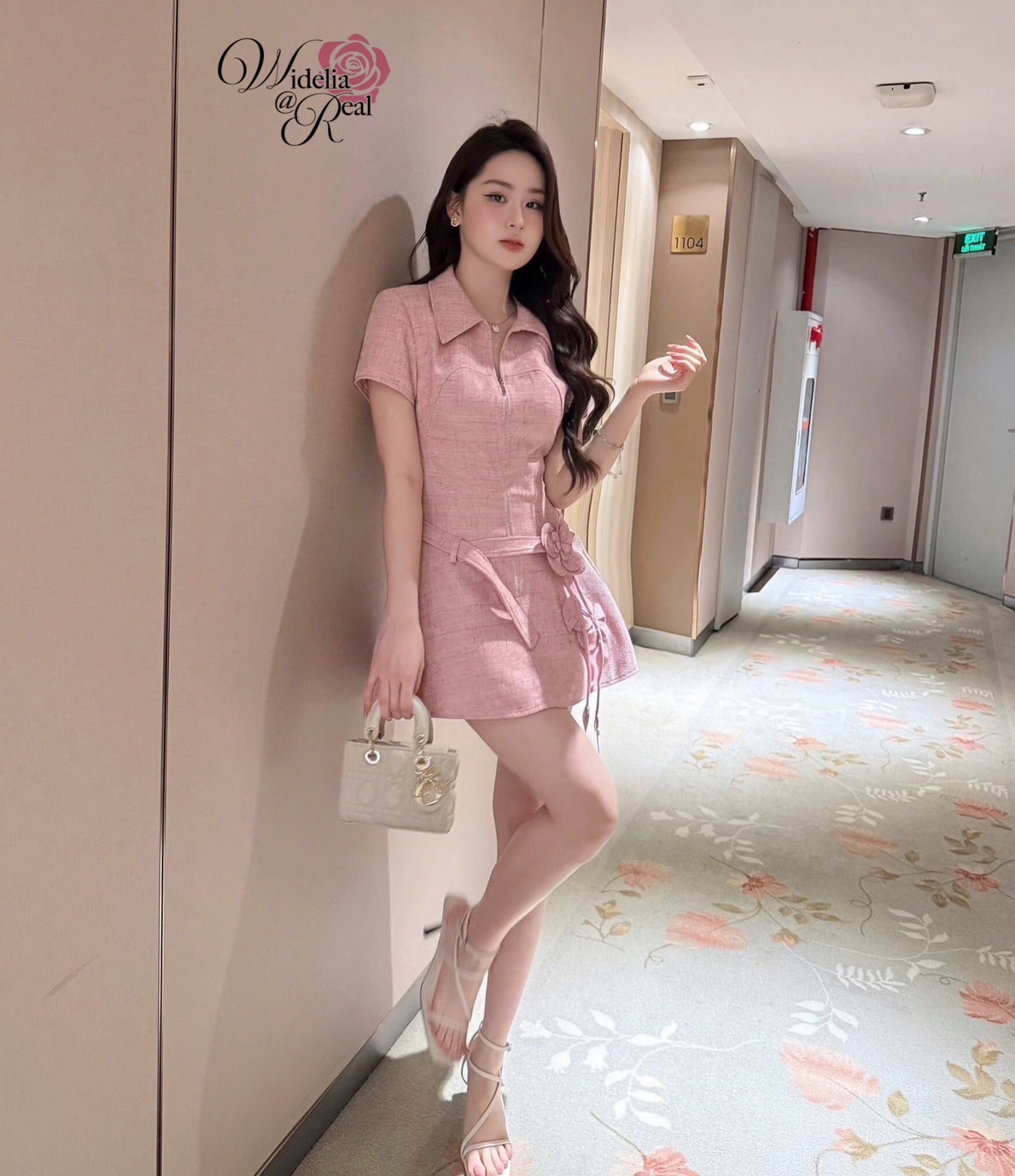 Dress เดรสแขนสั้น คอปก รูดซิปหน้า เอวมีเชือกเข็มขัดให้ 1เส้น มีเข็มกัดเครือดอกไม้ให้ด้วยค่ะ เนื้อผ้าทออย่างดี งานคัตติ้งเนี๊ยบมากๆ งานสวย ทรงเป๊ะสุดๆ รับรองใส่ออกมาไม่ผิดหวังการันตีให้เลย บอกเลยห้ามพลาดเด็ดขาด งานดีงานสวยแน่นอน