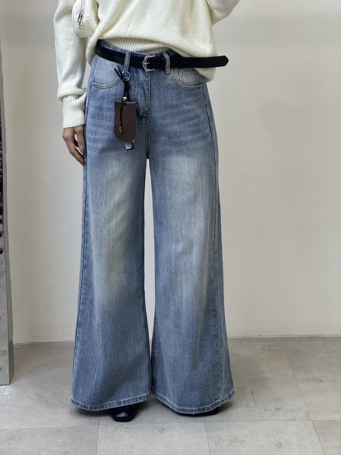 กางเกงขายาวทรงขากระบอกใหญ่ มาพร้อมเข็มขัด ✔ ดีเทลเข็มขัดแต่งห้อยกระเป๋าใบ ✔ ผ้ายีนส์ฟอกสีอย่างดี