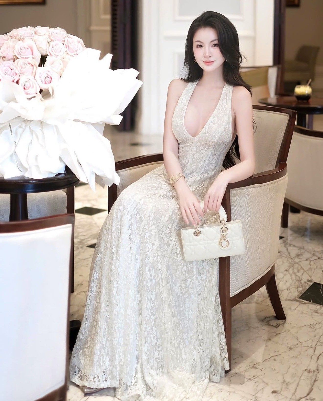 :เดรสยาวลูกไม้ทั้งชุด ทรงสวยมาก ละมุนที่สุด รียบหรูดูดี จะใส่ออกงาน ออร่าพุ่ง สวยเด่นกว่าใคร ใส่แล้วดูงามสง่า เนื้อผ้าดีมากชุดมีซับใน หน้าอกมีฟองน้ำ มีซิบด้านหลัง
