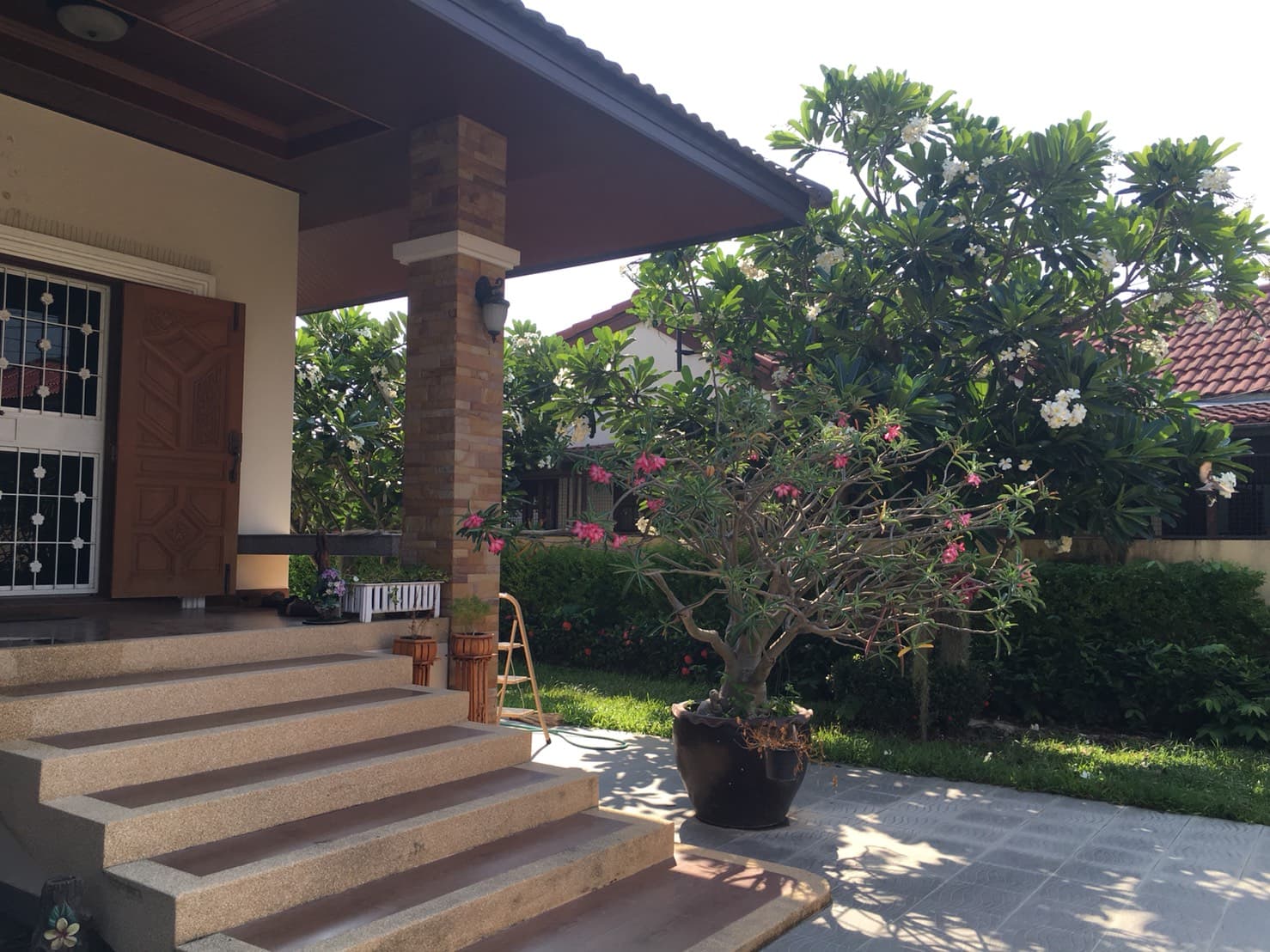 ราคาถูกที่สุดขายบ้านเดี่ยว 2 ชั้น 87 ตรว. 3 ห้องนอน 3 ห้องนํ้าตกแต่งด้วยวัสดุชั้นดี ใกล้ถนนเพชรเกษม 370 เมตรเซเว่น680เมตรปตท. 736 เมตร อ.ท่ายาง จ.เพชรบุรี