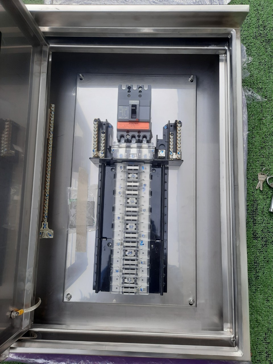 LOAD CENTER 100A ตู้สแตนเลส 304 มีหลังคาสโลป W450xH650xD152mm. (30ช่อง)