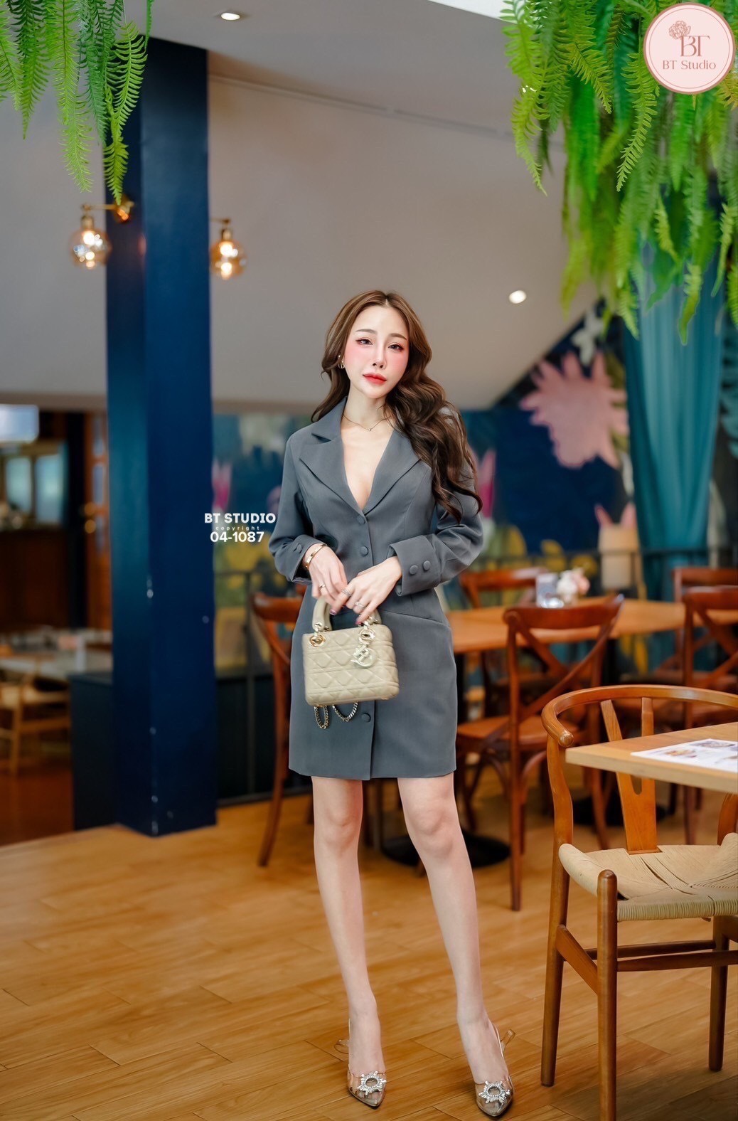 เดรสเบเซอร์คอปกกระดุมหน้า แขนยาวกระเป๋าใช้งานได้จริง งานเนื้อผ้ามีลายในตัวงานสวยมาก เนื้อผ้าดีมีซับในค่ะ