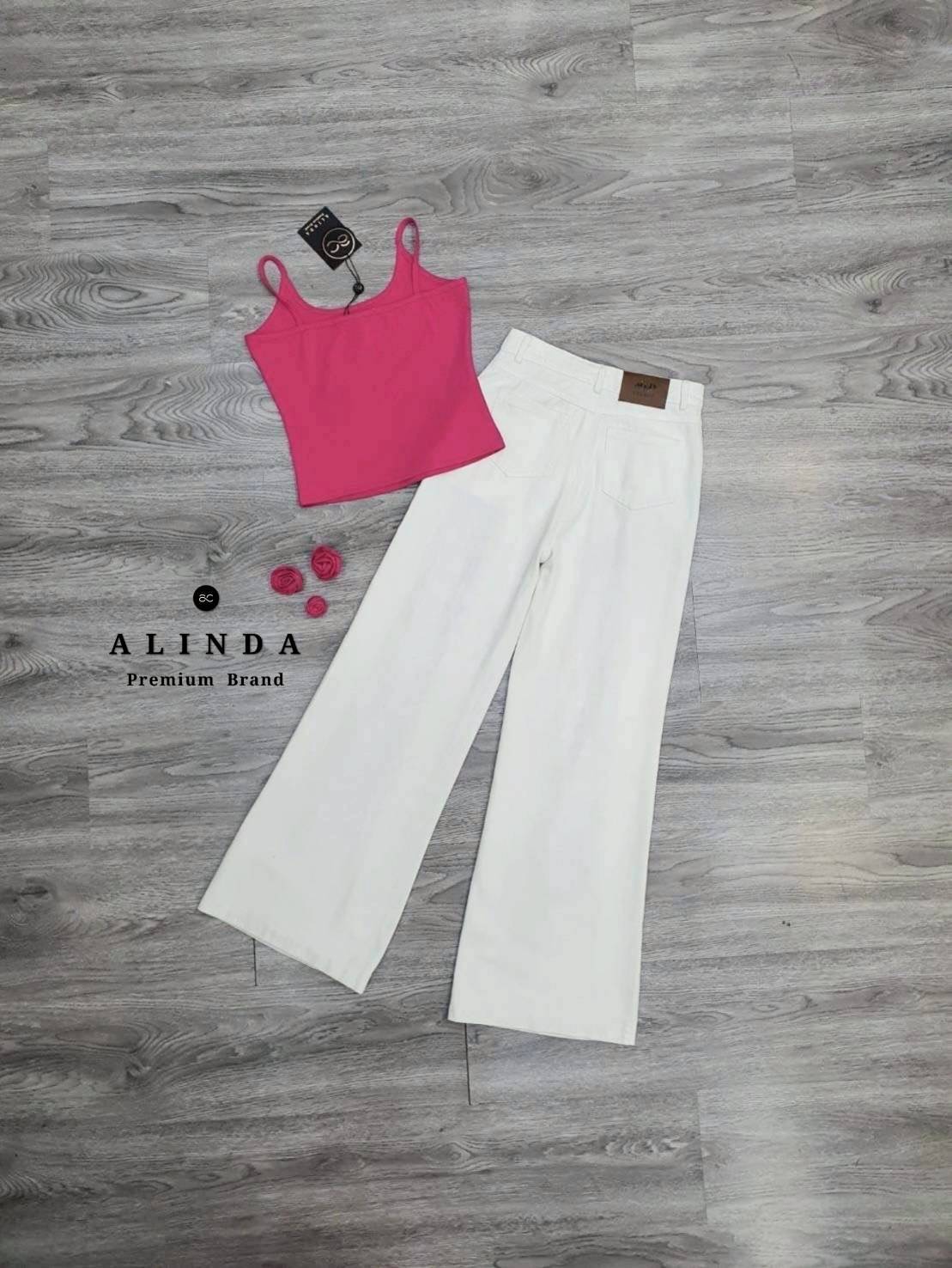 ชุดเซ็ทสุดจึ้ง ลงสปอยล์จนแชทแตกมาแล้ว ชุดนี้ตัวเสื้อเป็นเสื้อสายเดี่ยวสีชมพูเนื้อนิ่ม ยืดหยุ่นเข้ารูปดี มีเข็มกลัดเป็นดอกไม้ให้ 3 ชิ้นจะติดหรือไม่ติดก็สวยค่ะ มาพร้อมกับกางเกงยีนส์สีขาว แต่งลายขาดด้านหน้า #งานป้าย #alinda #ชุดเซ็ท #งานป้ายอลินดา #งานป้ายal