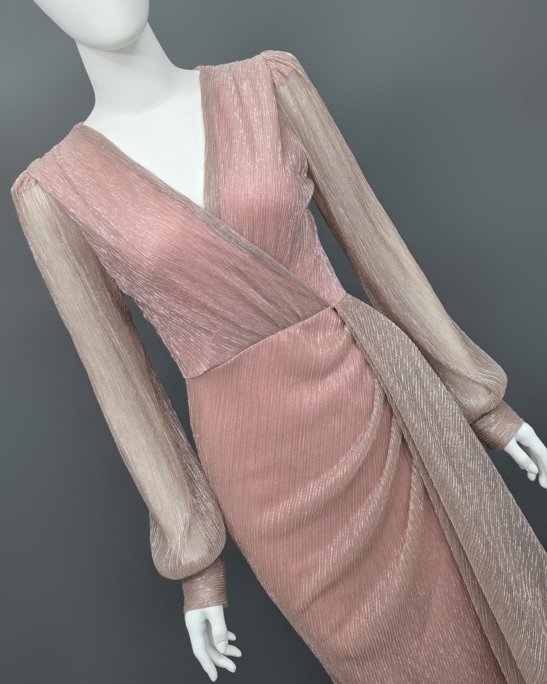 Label : LUXE เดรสเสื้อคอวีป้ายแขนยาว กระโปรงทรงสอบจับเดรปข้างลำตัว ตัวชุดทำจากผ้าราเม่อัดพลีทผสมดิ้นเมททัลลิค เล่นแสงสวย มีซิปซ่อนและซับในเต็มตัว ผ้ายืดหยุ่นใส่สบายค่ะ