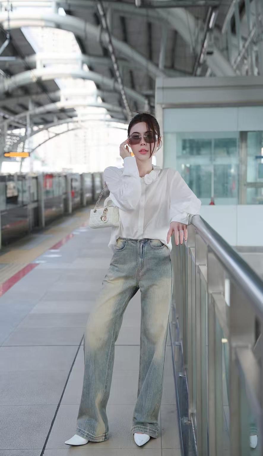 Label :: AURORA by RAMI-PAPHA รายละเอียด : Setเสื้อทรงเชิ้ต ผ้าดี๊ดี ผ้าดีมากๆ ทรงOver.size ทรงปล่อยๆ ใส่สบายๆ ด้านหน้ามีกระดุมแกะใช้งานได้จริง