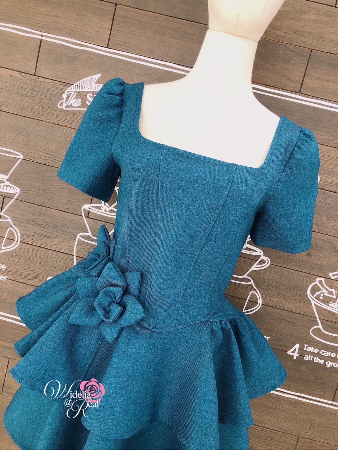Dress เดรสแขนสั้น คอเหลี่ยม มีเข็มกัดดอกไม้ 2 ดอก เนื้อผ้าเรียบ สีพื้น โทนสีเขียวมรกต ซิปหลัง ช่วงกระโปรงทรงบานเย็บเป็นชั้นระบาย เนื้อผ้าอย่างดีมีน้ำหนัก ไม่บาง งานคัตติ้งเนี๊ยบมากๆ ทรงสวยมากๆ งานคือเป๊ะค่ะ รับรองใส่ออกมา