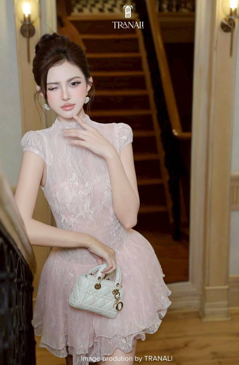 เดรสลูกไม้ปิดคอแขนตุ๊กตา งานลูกไม้ซีทรูเซ็กซี่ กระโปรงพองระบาย ลูกไม้สลับผ้าตาข่ายซีทรูเนื้อนิ่มหลายชั้น เว้าหลังเบาๆ งานสวยแซ่บ สีชุดชมพูหวานละมุน ผ้านิ่มใส่สบายไม่เคือง ** High end product so no sponge