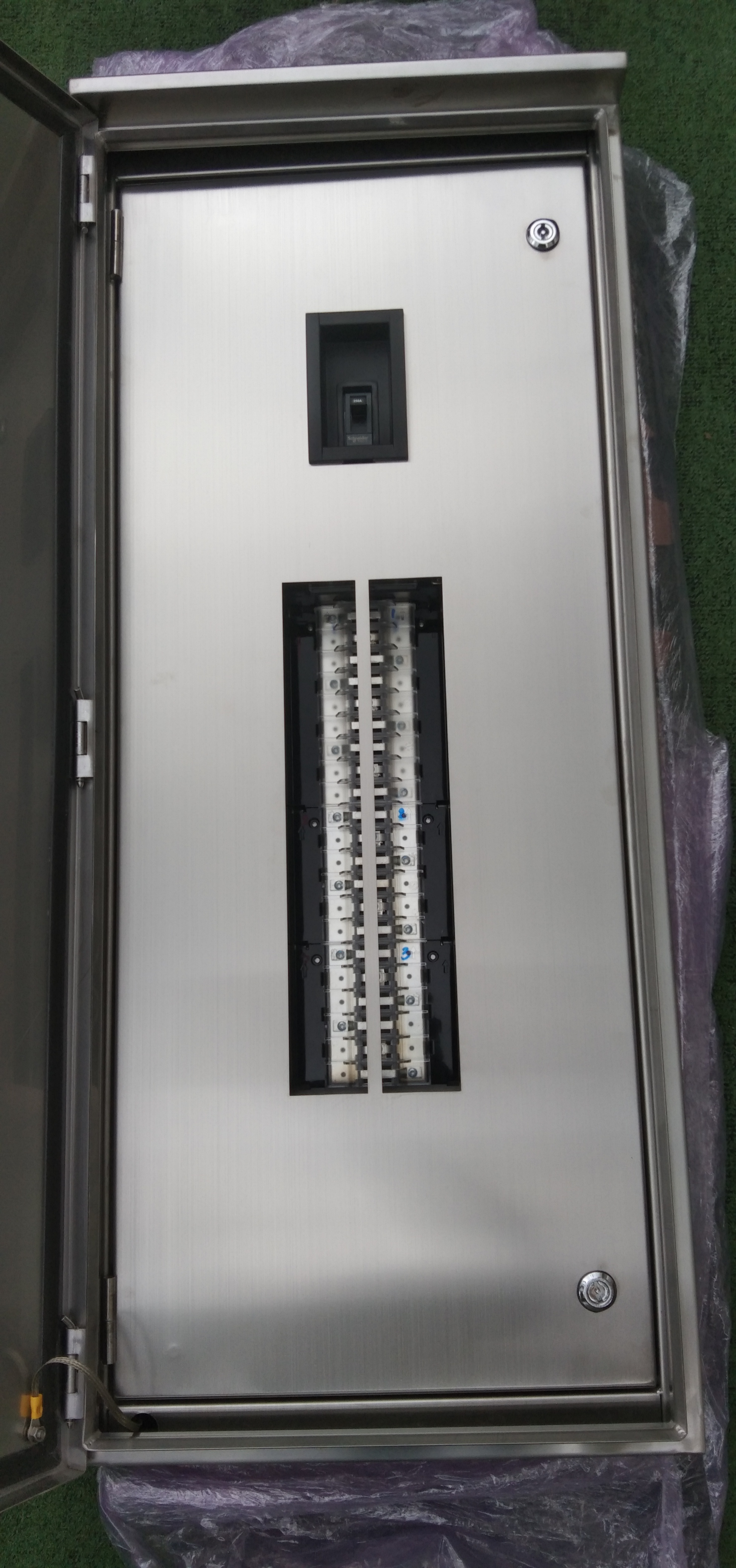 LOAD CENTER 250A ตู้สแตนเลส 304 มีหลังคาสโลป W450xH1050xD152mm. (42ช่อง)