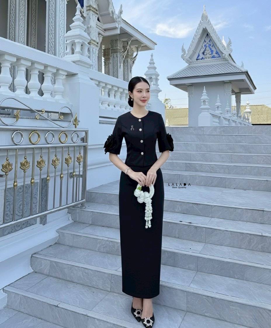 set 2 ชิ้น เสื้อดำกระดุมหน้าแต่งดอกไม้ช่วงแขน + กระโปรงยาวงานซิปหลัง ชุดดำแบบสุภาพใส่ออกงาน ใส่ทำงานได้หมดค่ะ + เข็มกลัดไว้อาลัย
