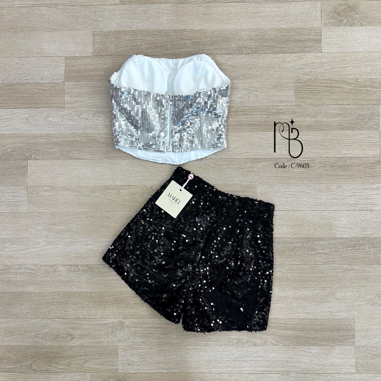 ชุดเซทเซ็กซี่สุดเปรี้ยวกลิตเตอร์ทั้งชุดและเสื้อเกาะอกแต่งโครงสีเงินและกางเกงขาสั้นสีดำ ชุดมีฟองน้ำ และซับใน งานซิบหลัง ใส่แล้วระยิบระยับ แบบตัวแม่เลยค่ะ แซ่บ สไตล์ตัวมัม❤️🔥#BRANDMABEL #งานป้ายmabel