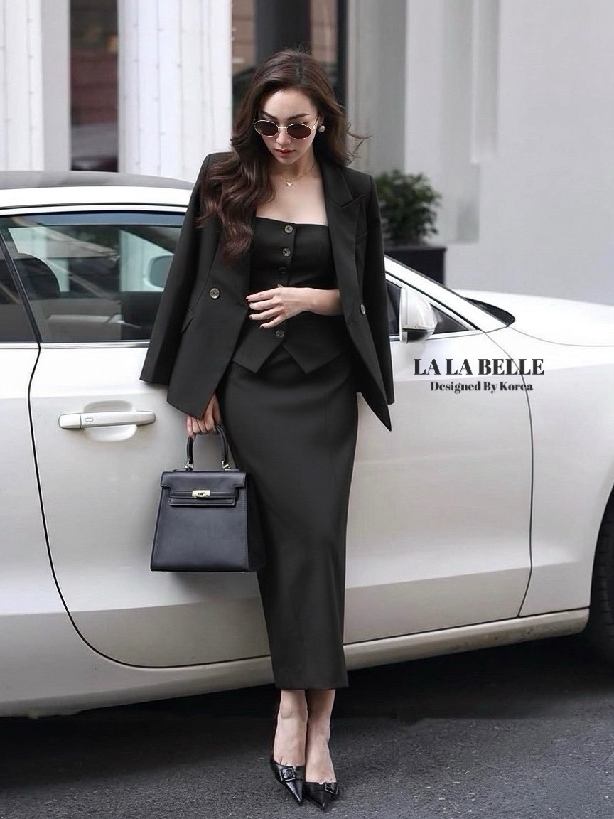 เซต3ชิ้นผ้าสูทอัดกาวอย่างดีผ้ามีน้ำหนักสุดๆเสื้อคอเหลี่ยมกระดุมหน้าเอวเข้ารูปชายเสื้อบานออกเล็กๆใส่กับกระโปรงทรงสอบเอวสูงตะเข็บหน้าผ้าหลังมาพร้อมเสื้อสูทคอกปกกระดุมหน้าแขนยาวบ่าเสริมฟองน้ำมีซับในอัดกาวอย่างดี