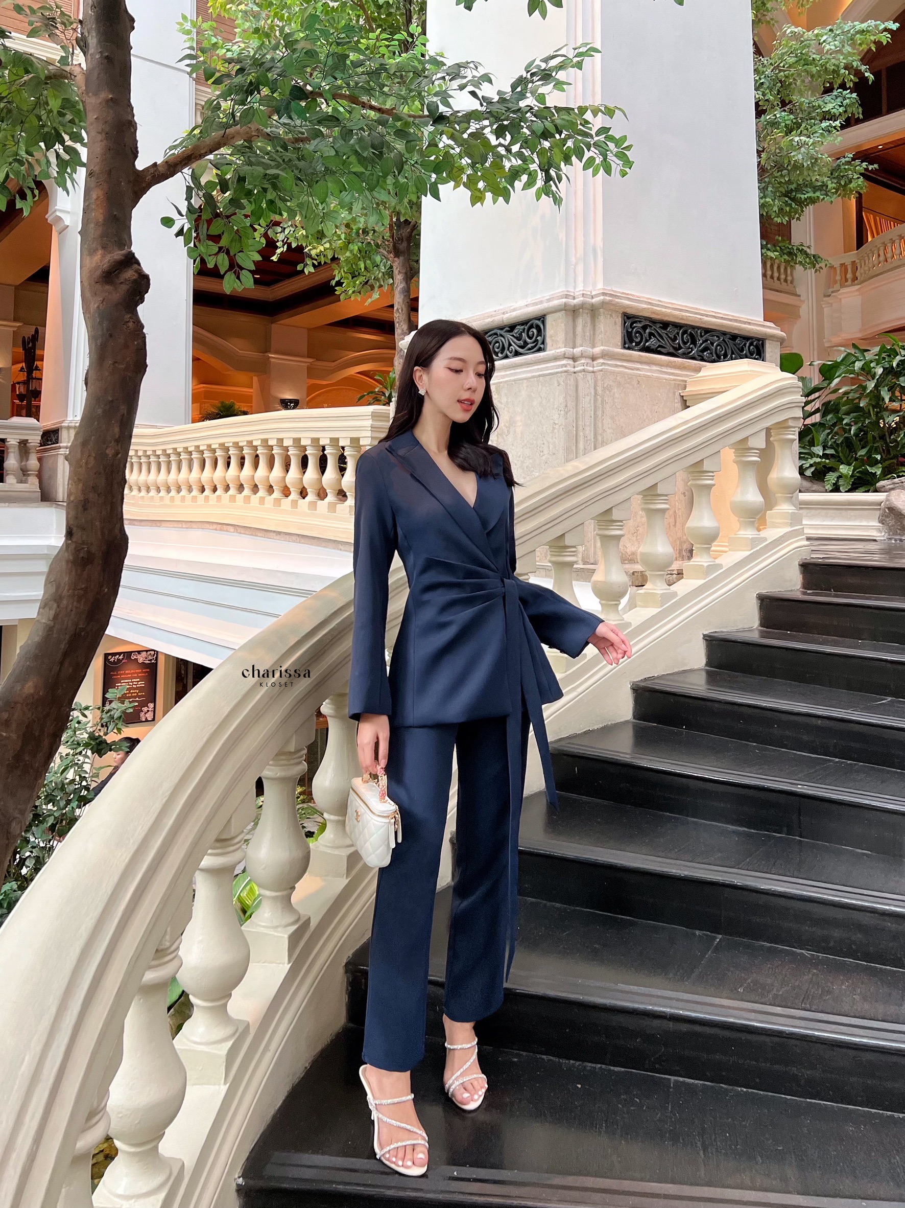 Set suit 2 ชิ้น เสื้อสูททรงทันสมัยออกออกแบบให้มีทรงยาวเข้ารูป แต่งจับจีบเพื่อให้ดูผอมเพรียม ด้านในเสื้อติดแป๊ก2 เม็ด มีเสริมบ่าบางๆเพื่อให้เป็นทรงสวย มาพร้อมกับสายผูกเอวเย็บติดด้านหน้า ปลายแขนด้านหลังแต่งกระดุมสีทอง 2 เม็ด ส่วนกางเกงเป็นทรง9 ส่วนซิปหลังกร