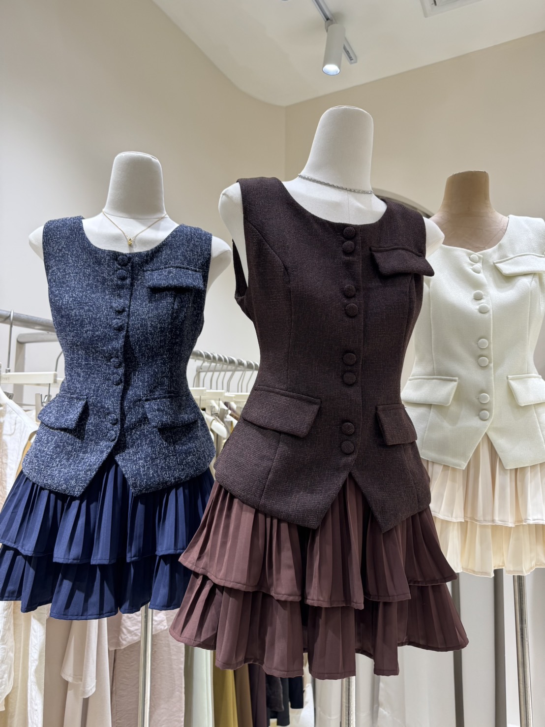 ชุดเซตผ้าทอ ชุดผ้าทวิส ชุดเซตผู้หญิง รุ่นนี้แนะนำเลย น่ารักไม่ไหว เสื้อแขนกุดกระดุมหน้า ผ้าทอมีลายผสมสี งานบุซับในทั้งตัว แมทมาพร้อมกางเกงกระโปรงอัดพลีท ใส่ทั้งชุดคอมพลีทลุ๊ค #งานป้ายpeony #ชุดสวย #ชุดไปเดท #ชุดเซ็ต #ชุดผ้าทอ #ชุดเซตแขนกุด #ชุดเซตน่ารักๆ