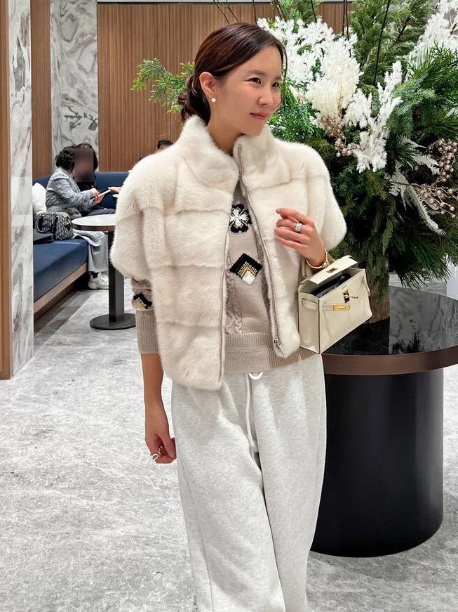 เสื้อคลุมขนเฟอร์ งานสไตล์เกาหลี ดีเทลซิปรูดหน้า บอกเลยน่ารักมากค่ะ