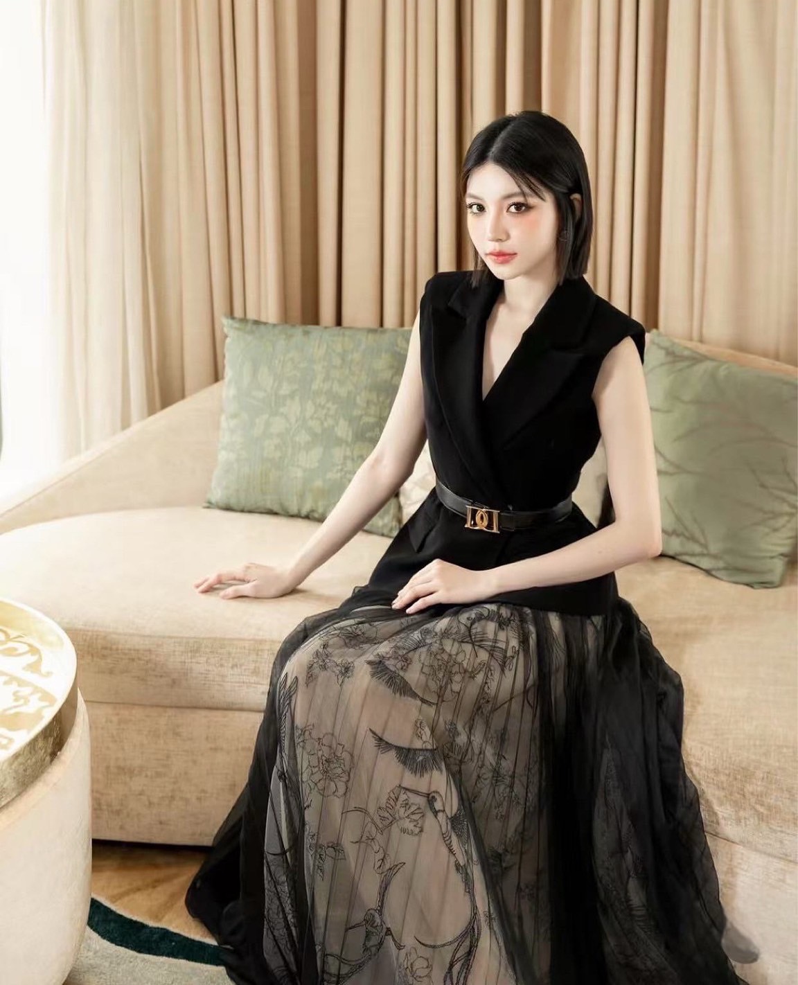 เซ็ตเสื้อคอปกแขนกุดผ้าสูทสีดำมาคู่กับกระโปรงกราฟฟิกสีครีมคลุมผ้าตาข่าย พร้อมเข็ดขำเข้าเซ็ต ใส่แล้วโลกสดใสมากๆค่ารุ่นนี้ ใส่vacayถ่ายรูปกับแก๊งค์เพื่อนๆไม่มีผิดหวังเลยค่า ห้ามพลาดเลยน้าตัวนี้