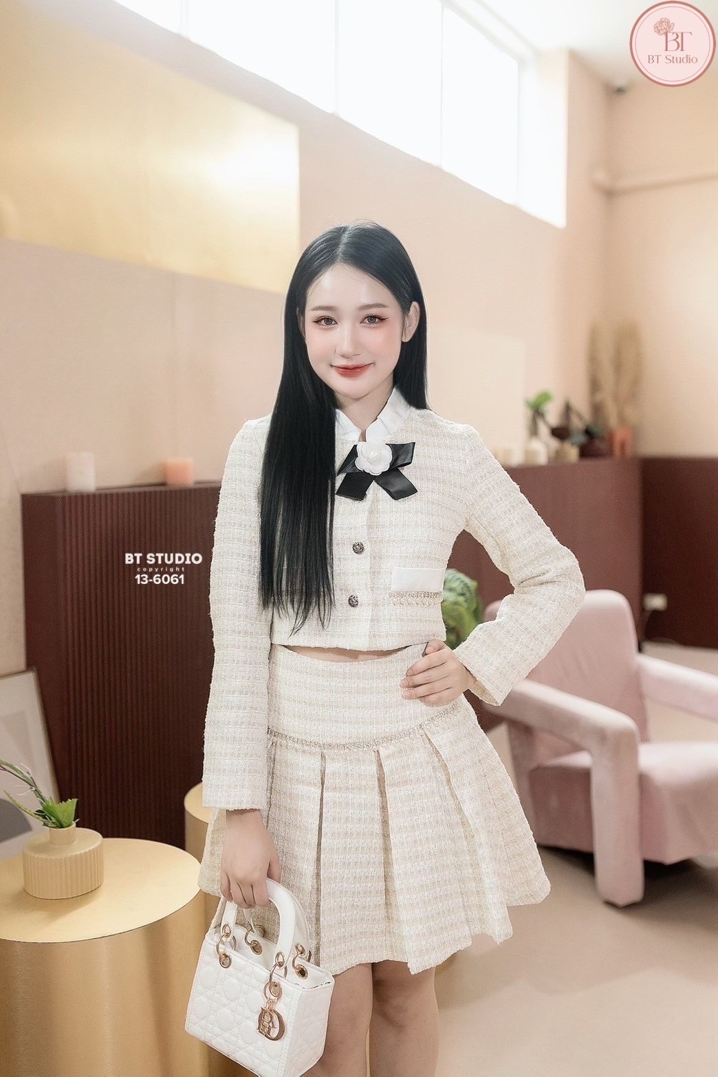 เซท 3 ชิ้น เสื้อเบเซอร์แขนยาว ปกตั้งตัดผ้ามัน ติดกระดุมหน้า กระเป๋าหลอกแต่งห้อยสายมุข แมทซ์กับกระโปรงสั้นจับจีบขอบจีบแต่งมุกเรียงแถว ผ้าทวิสต์ทองานสวยเนื้อผ้าดี คัตติ๊งเป๊ะ งานเนื้อผ้ามีน้ำหนัก