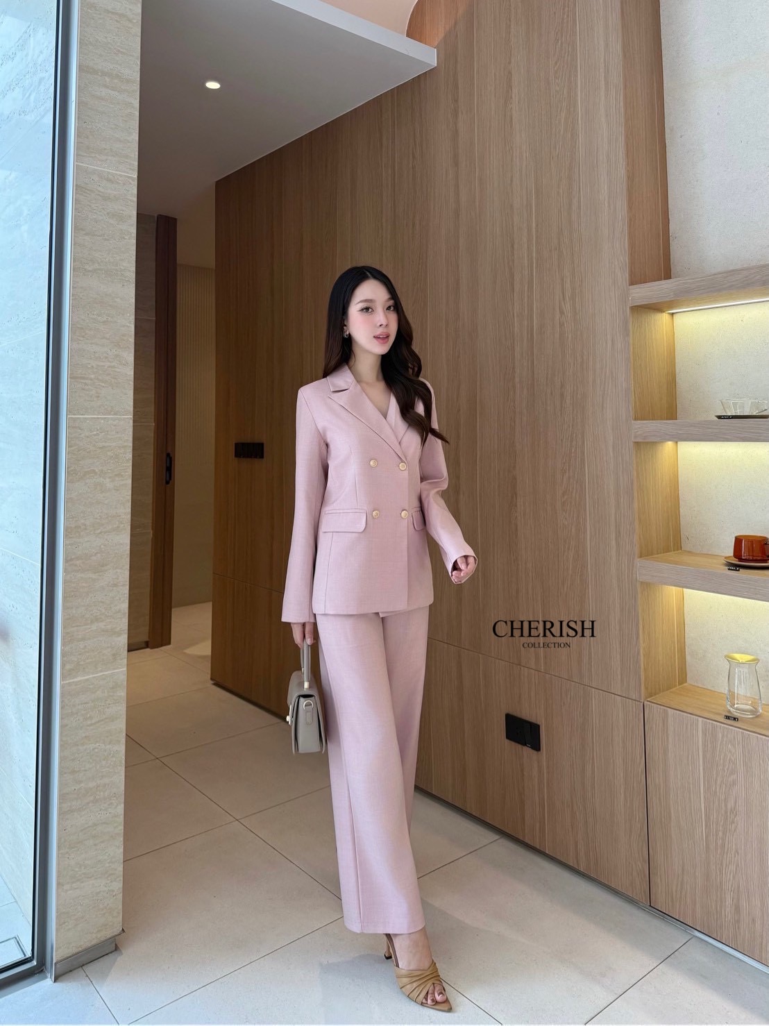 Setsuit เสื้อ+กางเกง ลุค CEO เรียบหรู ดูทันสมัย ทรงสวย ใช้ผ้าดี ใส่สบาย ตัวเสื้อสูทแต่งกระดุมทองมีกระเป๋า พร้อมซับในทั้งตัว มาพร้อมกับกางเกงขากระบอก มีกระเป๋า 2 ข้าง เซตนี้จะใส่ทำงาน หรือออกงานดูดีสุดๆค่ะ