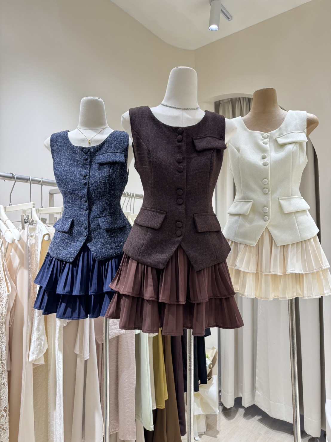 ชุดเซตผ้าทอ ชุดผ้าทวิส ชุดเซตผู้หญิง รุ่นนี้แนะนำเลย น่ารักไม่ไหว เสื้อแขนกุดกระดุมหน้า ผ้าทอมีลายผสมสี งานบุซับในทั้งตัว แมทมาพร้อมกางเกงกระโปรงอัดพลีท ใส่ทั้งชุดคอมพลีทลุ๊ค #งานป้ายpeony #ชุดสวย #ชุดไปเดท #ชุดเซ็ต #ชุดผ้าทอ #ชุดเซตแขนกุด #ชุดเซตน่ารักๆ