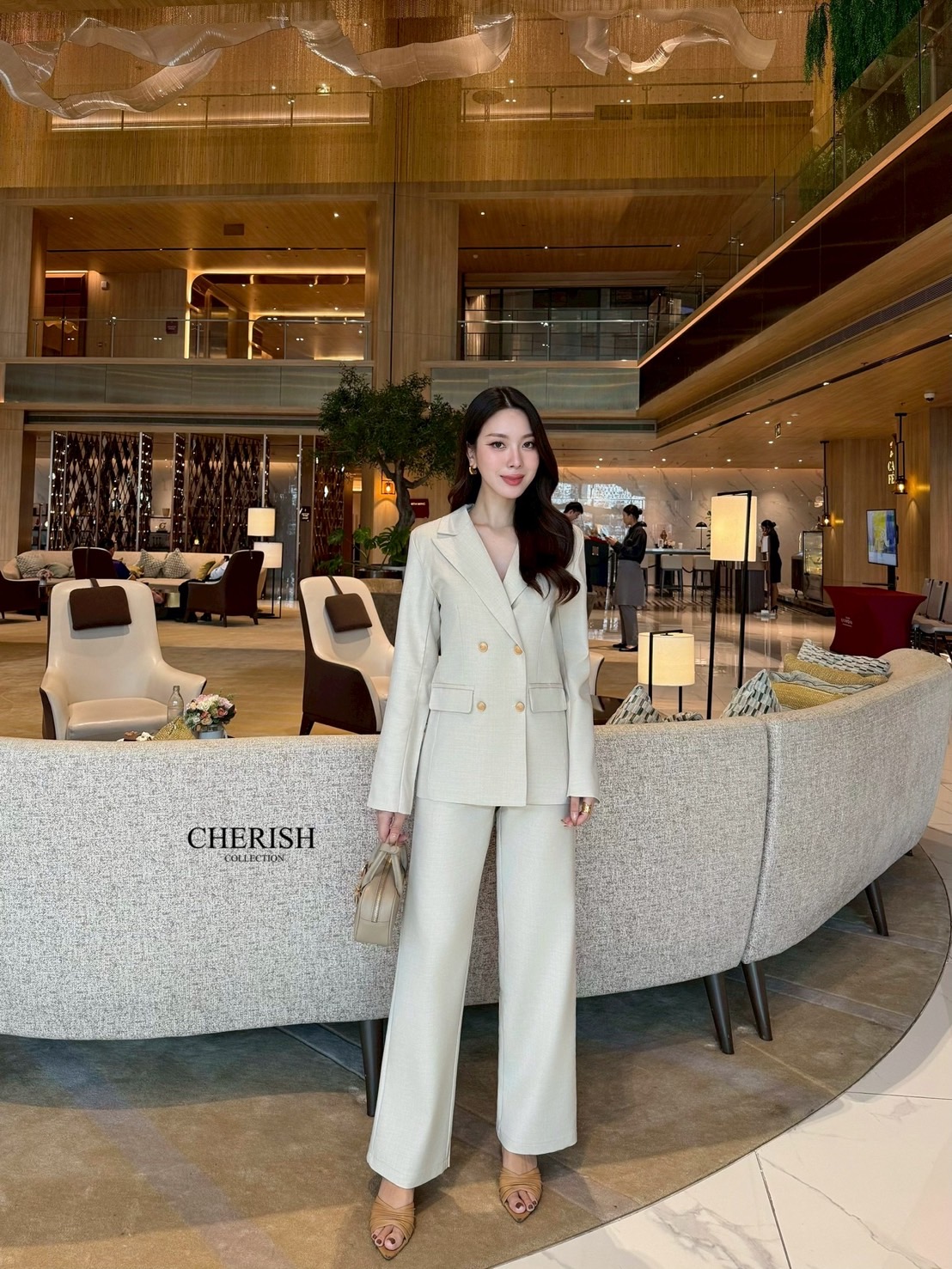 Setsuit เสื้อ+กางเกง ลุค CEO เรียบหรู ดูทันสมัย ทรงสวย ใช้ผ้าดี ใส่สบาย ตัวเสื้อสูทแต่งกระดุมทองมีกระเป๋า พร้อมซับในทั้งตัว มาพร้อมกับกางเกงขากระบอก มีกระเป๋า 2 ข้าง เซตนี้จะใส่ทำงาน หรือออกงานดูดีสุดๆค่ะ