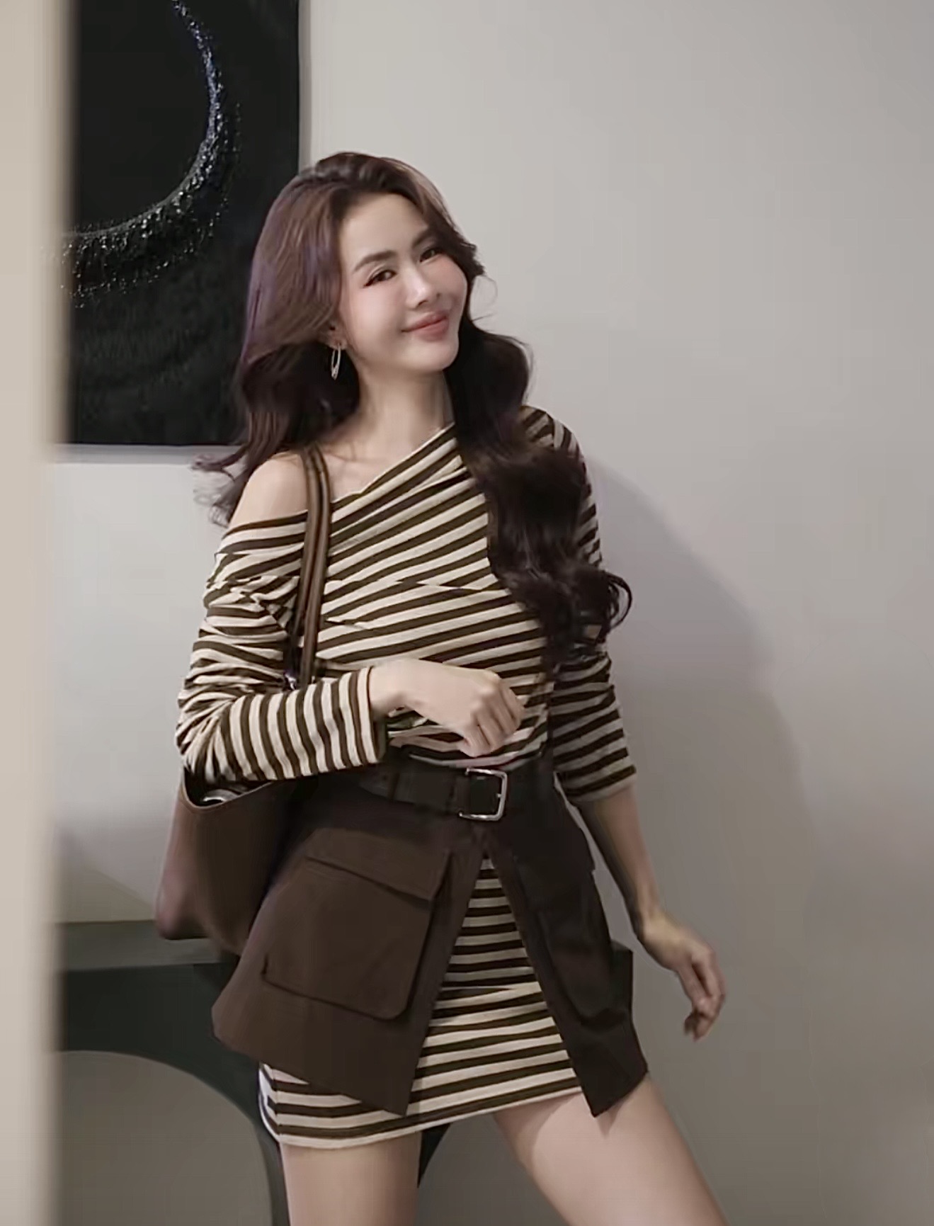 เซต 3 ชิ้น เสื้อยืดแขนยาวคอปาดลายสีน้ำตาลทรงยาว ใมาพร้อมกระโปรงผ้ายีนส์สีน้ำตาลแต่งดีเทลด้วยกระเป๋าข้าง พร้อมเข็มขัดสีน้ำตาลงานเก๋มาก การันตีงานคุณภาพ คัตติ้งประณีตใส่ใจทุกรายละเอียดของงาน