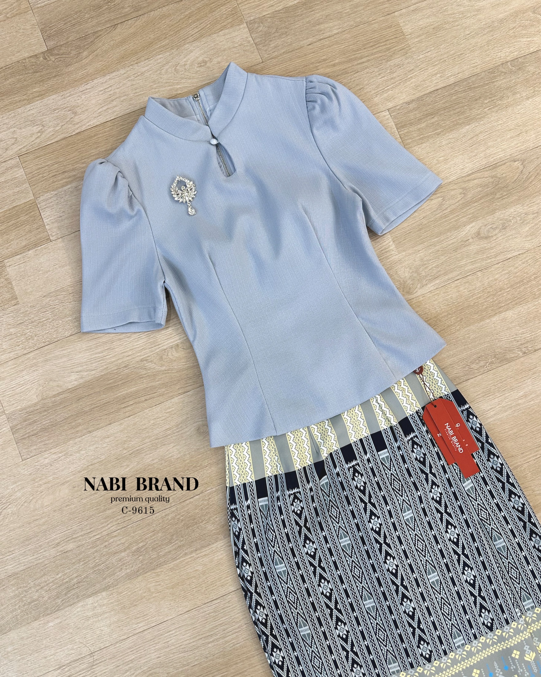 ชุดเซท ชุดไทย คอลใหม่ ลายใหม่ สวยอย่างไทยมาก เสื้อแขนสั้นคอปกตั้งสีครีม พร้อมกับกระโปรงทรงผ้าถุง ลายสวย ประดับเพิ่มด้วยเข็มกลัดเพชรติดอก ชุดมีฟองน้ำและซับใน งานซิบหลังทั้งชุด สามารถใส่ เข้าวัด ทำบุญ หรืองานพิธีการ ก็สวยไม่ซ้ำใครค่ะ🇹🇭 #NABI