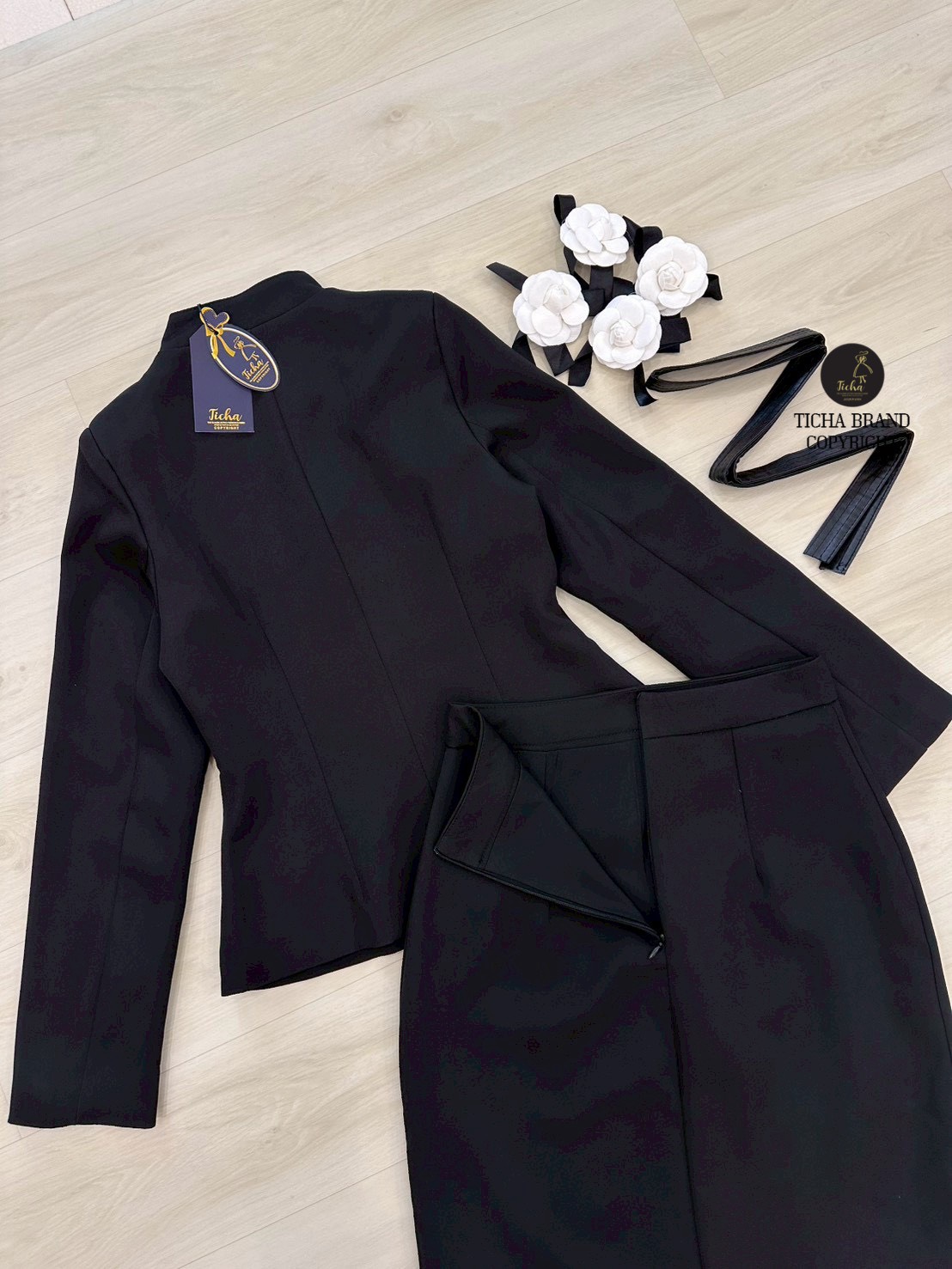 ชุด Set2ชิ้น เสื้อแขนยาวสีดำทั้งชุด คอจีน ดีเทลแต่งกระดุมเม็ดใหญ่ด้านหน้า และแต่งปกกระเป๋า มาพร้อมเข็มกลัดดอกไม้สีขาว และสายเข็มขัดหนังสีดำ (ช่วงไหล่เสริมฟองน้ำ)